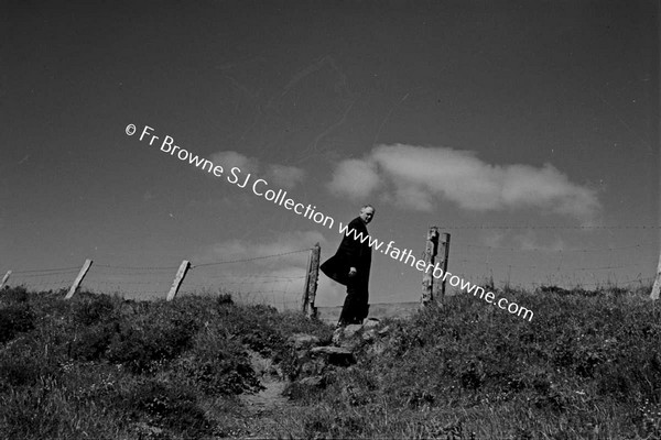 GLEN OF AHERLOW MEN TAKING A REST